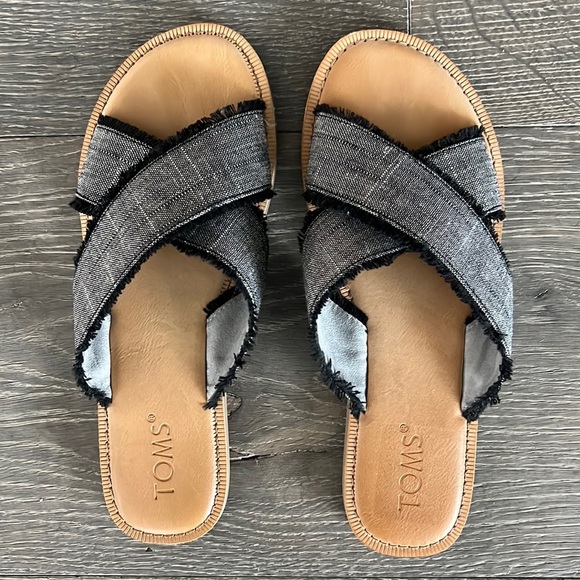 Tom’s Viv Criss cross slide. Size 7W - Picture 1 of 5